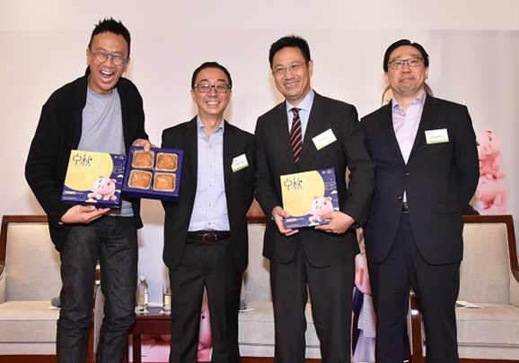 Bob Lee, Chief Business Officer of BCT (second from left) and Michael Ha, Investment Director of BCT (right), presented souvenirs to Lawrence Cheng (left) and Paul Chan, Head of Multi-Asset and Hong Kong Pensions, Invesco Hong Kong (second from right)