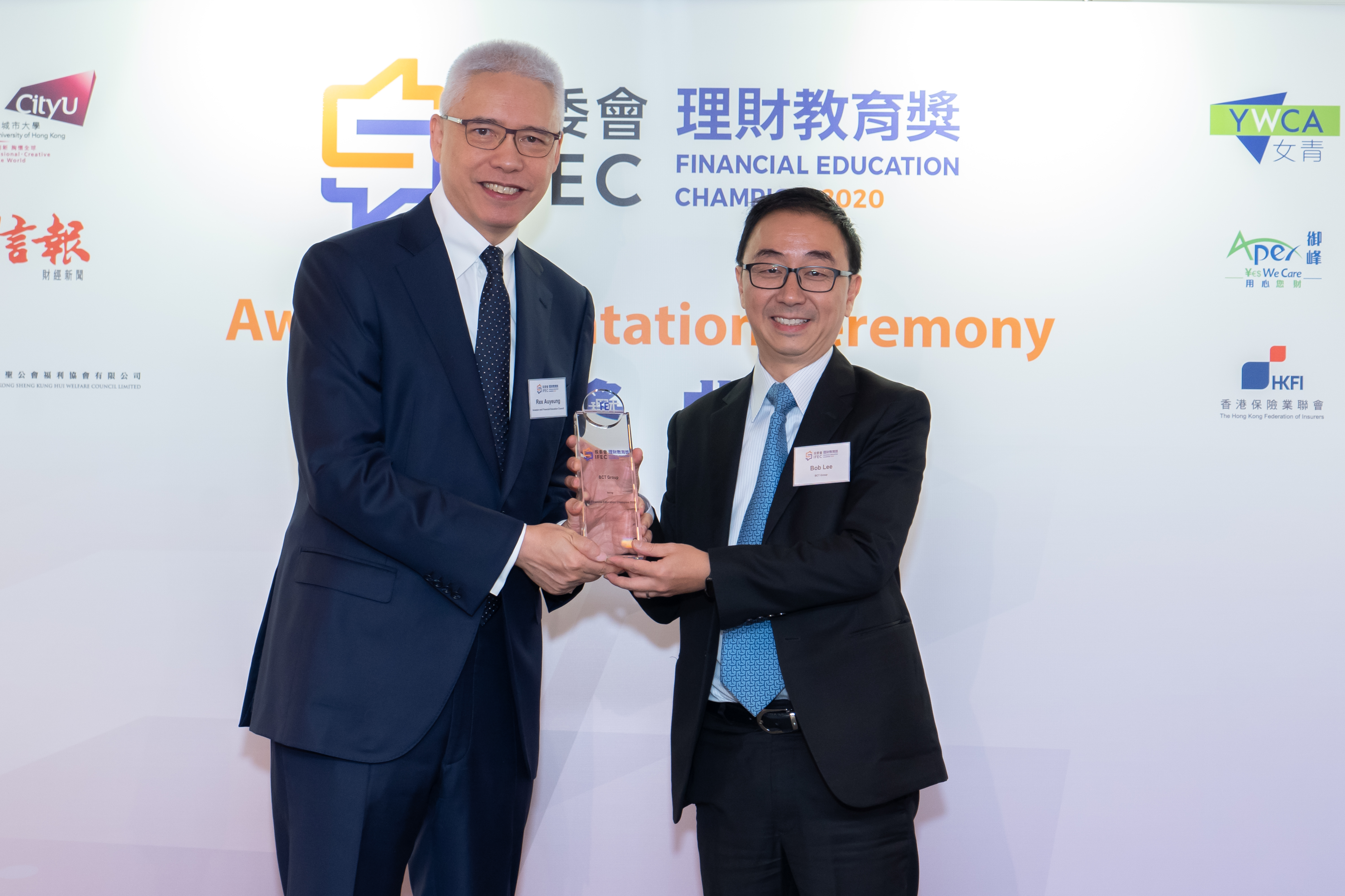 Bob Lee, Chief Business Officer of BCT Group (right), received the award from Rex Auyeung, member of the Board of Directors of the Investor and Financial Education Council (left)
