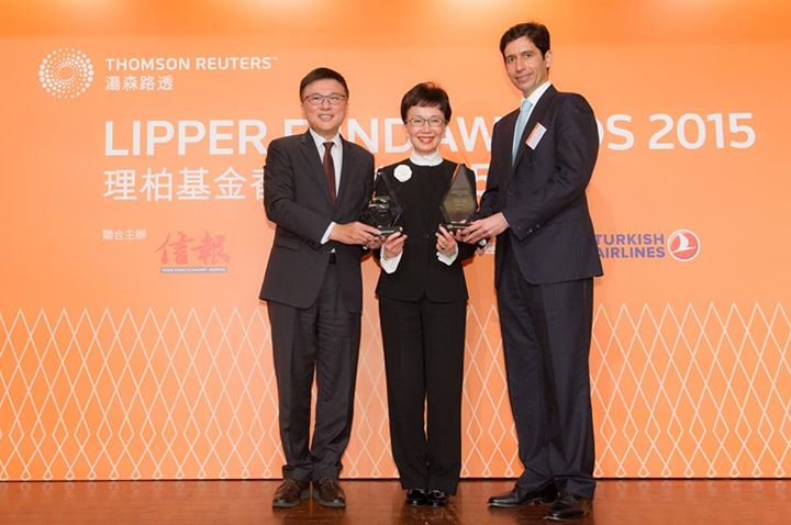 Ms Ka Shi Lau, BBS, Managing Director & CEO of BCT, receives the award trophies from Professor K C Chan, GBS, JP, Secretary for Financial Services and the Treasury (left); and Mr Sanjeev Chatrath, Managing Director and Region Head, Asia of Thomson Reuters (right).