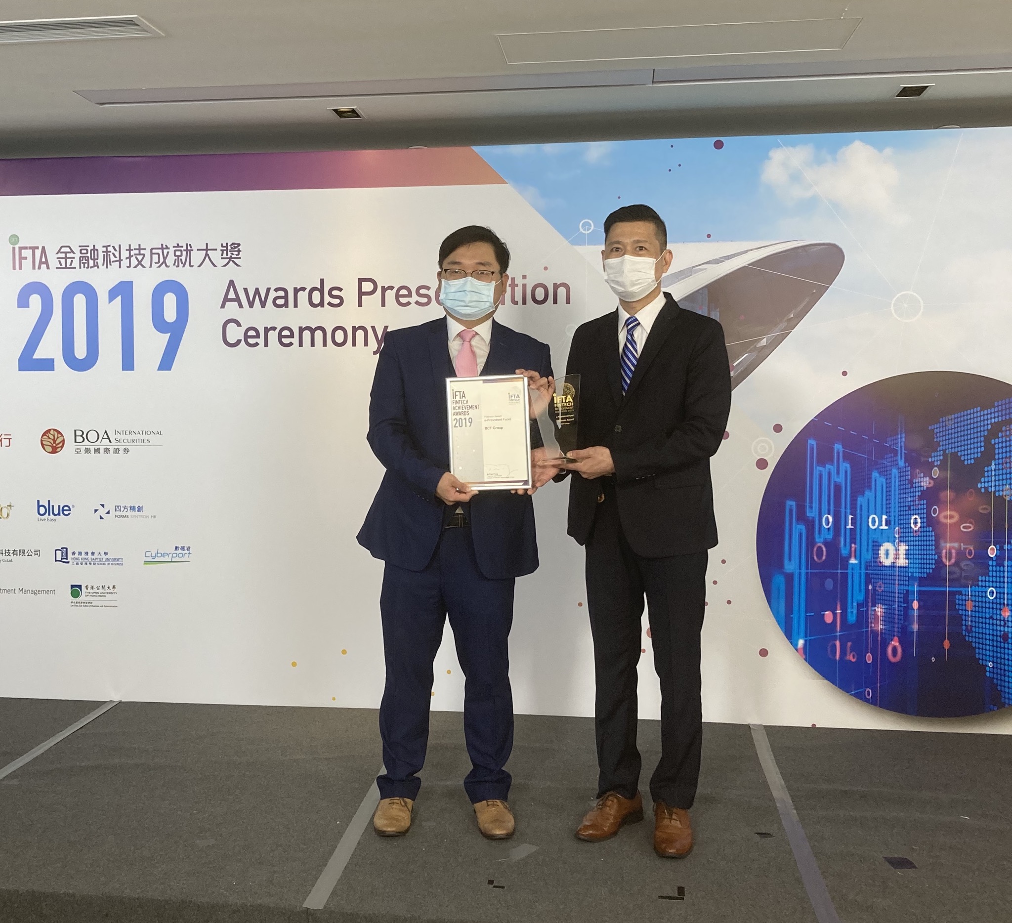Eric Sze, Associate Director, Business Development of BCT Group (right), received the “e-Provident Fund Platinum Award” from IFTA Council member, Rogers Chan (left)